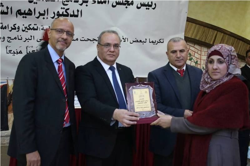 الوزير الشاعر يكرم خمسين عائلة عصامية خرجت من التهميش الى التمكين 
